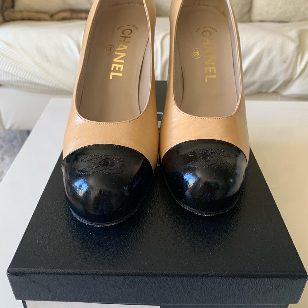Chanel two toned beige and black leather shoes. - Picture 7 of 7